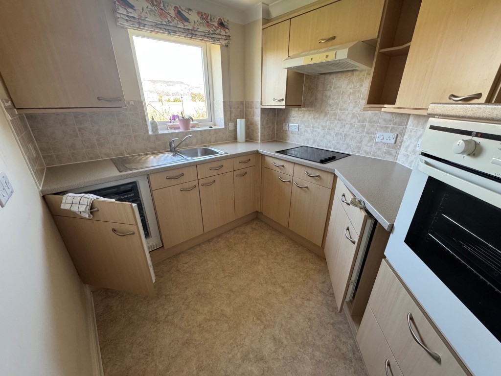 Lot: 212 - SECOND FLOOR AGE RESTRICTED FLAT - Kitchen